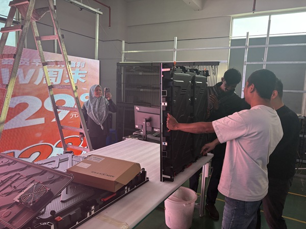 马来西亚技术团队实地检验华邦瀛P8户外显示屏，压铸铝箱体工艺获专业认可